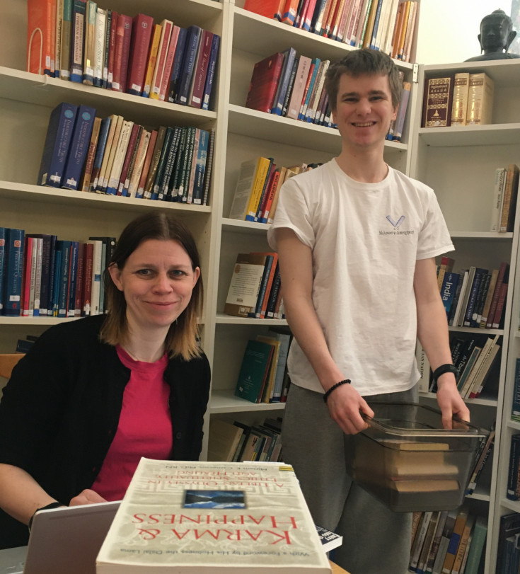 Gerd Berget og Magnus Burt i ferd med &Atilde;&yen; katalogisere biblioteket